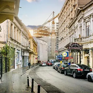 Historic Charm, Modern Comfort - In The Heart Of The Old Town Apartment