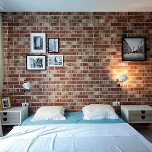 Retro Midtown Apartment